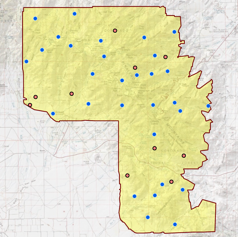 The mountain-range boundary with a 30 plus 10 design symbolized by Site use: thirty blue circle Base sites spread across the whole area, and ten red black-outlined Over replacement sites woven among them from the northern edge to the southern lobe